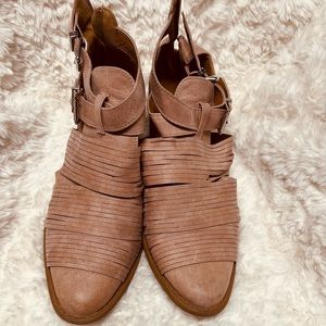 Women’s boots 8.5 hardly worn.